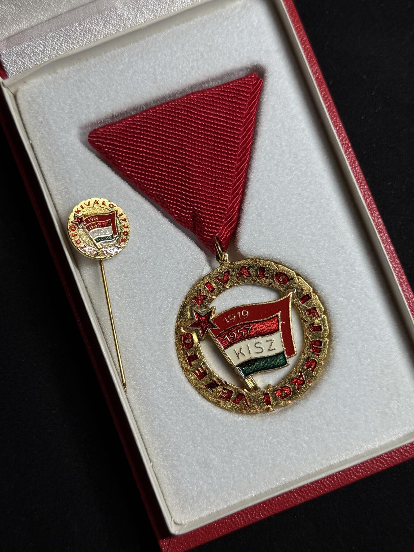 欢庆元旦！戎马世界章牌大赏第109期元旦大拍 匈牙利优秀青年领袖奖章