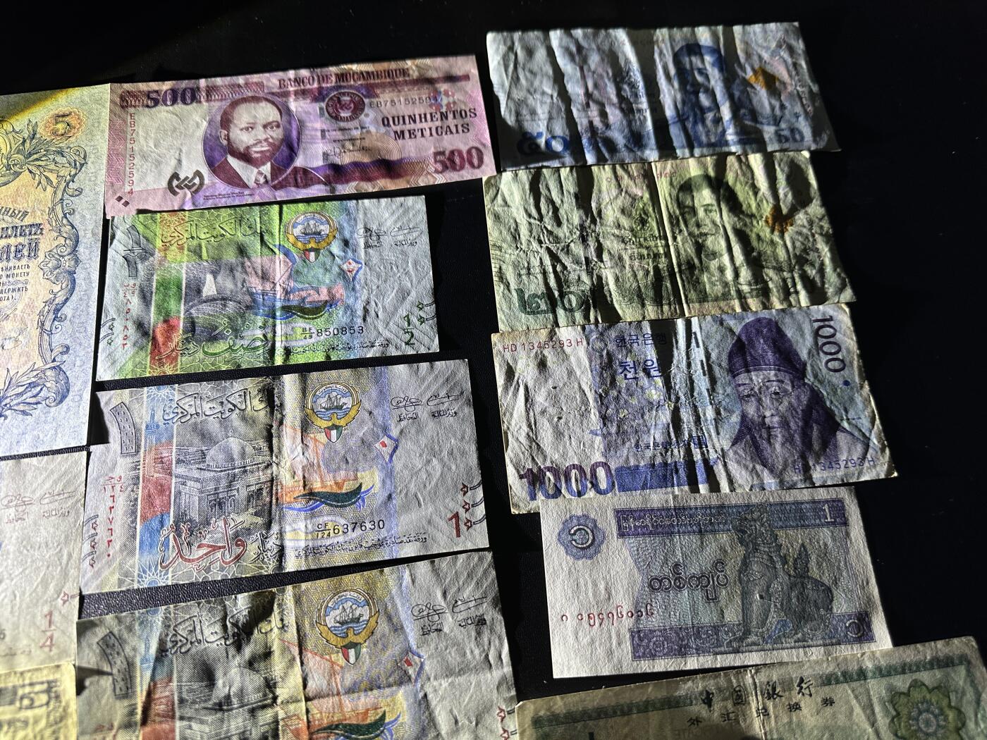 《外钞收藏家》第五百九十四期（畅拍场）（本平台长期征集拍品、欢迎藏友们联系合作） 俄罗斯、科威特、美元、泰国、韩国等12张一起 非全新 品相如图