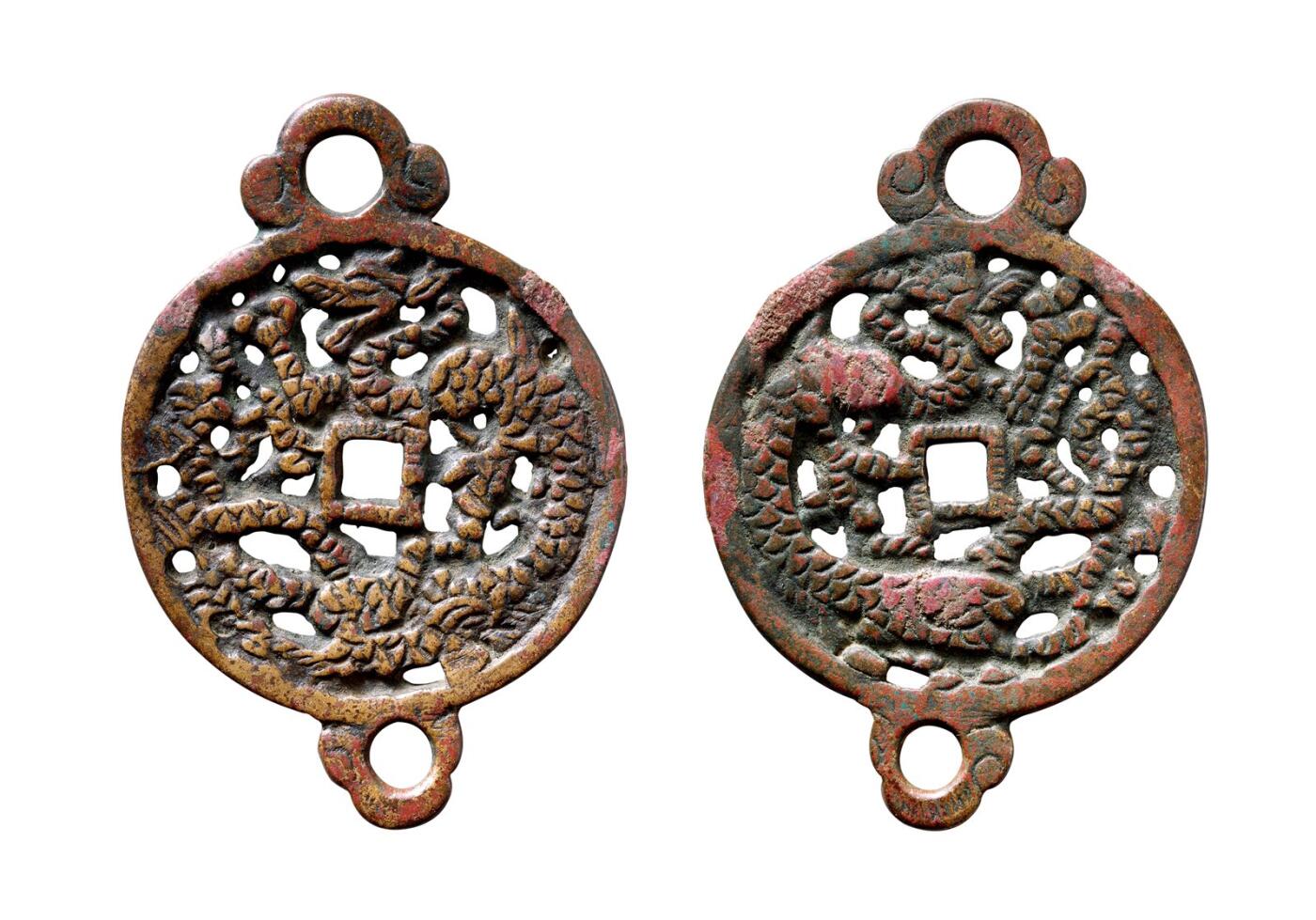 中贸圣佳2025年秋季拍卖会 争辉 中国历代古钱 辽 单龙镂空双挂花钱 80*2.5mm