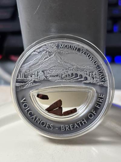 第186期拍卖 - 斐济2013年火山系列镶意大利维苏威火山岩仿古银币，999银，20克，发行999枚