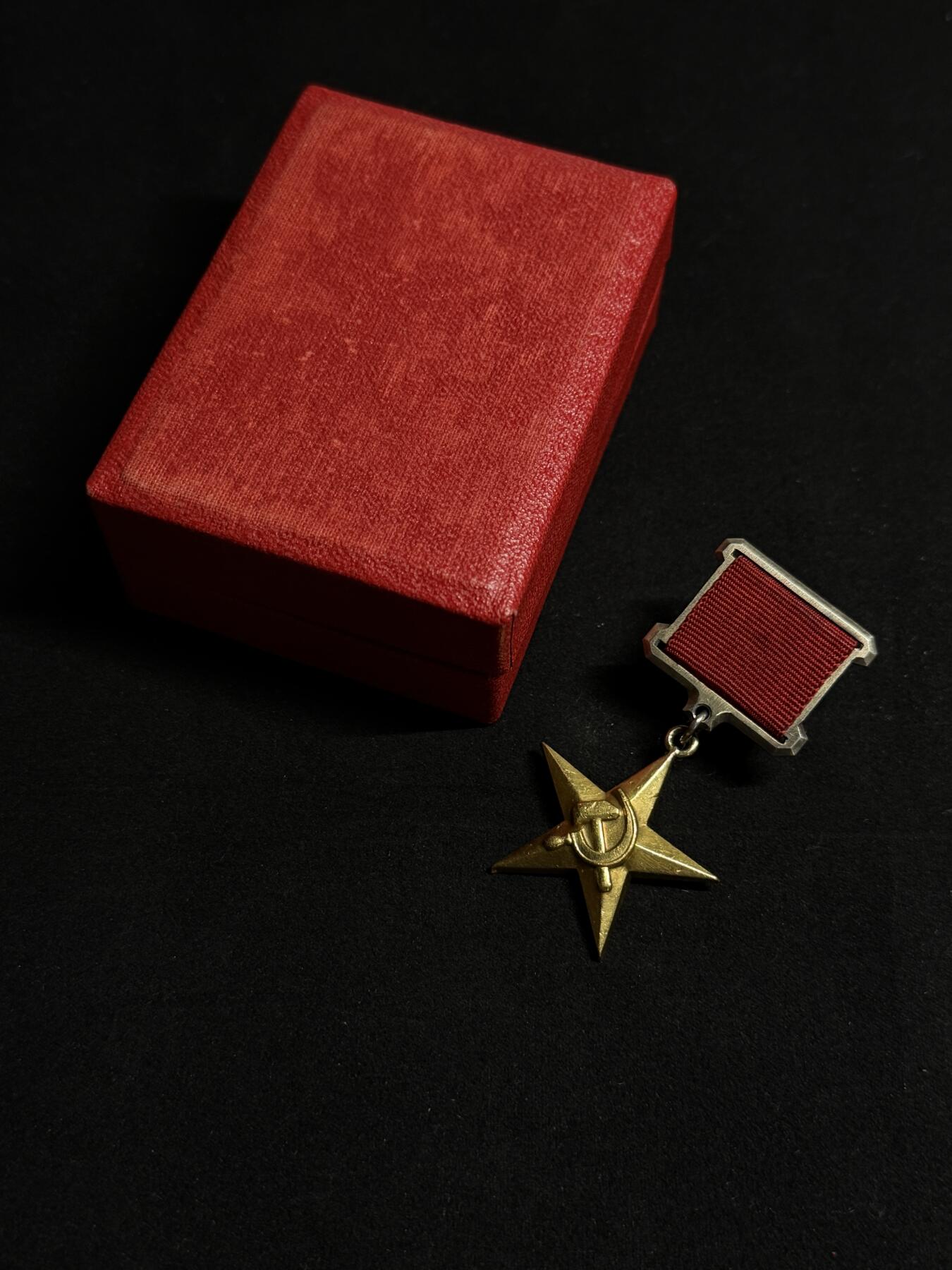 欢庆元旦！戎马世界章牌大赏第109期元旦大拍 苏联社会主义劳动英雄金星奖章，带原盒，号段6461，挂环处有修补焊接痕迹，授予乌兹别克斯坦牧羊人巴迪马诺夫.贾拜，该得主为二次小金星得主，非常少见