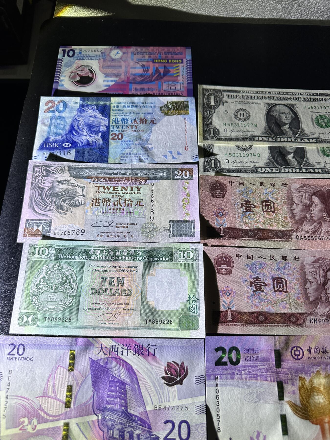 《外钞收藏家》第五百九十四期（畅拍场）（本平台长期征集拍品、欢迎藏友们联系合作） 港澳币、四版、美元（10美元极轻微荧光反应）、欧元18张一起 全新UNC