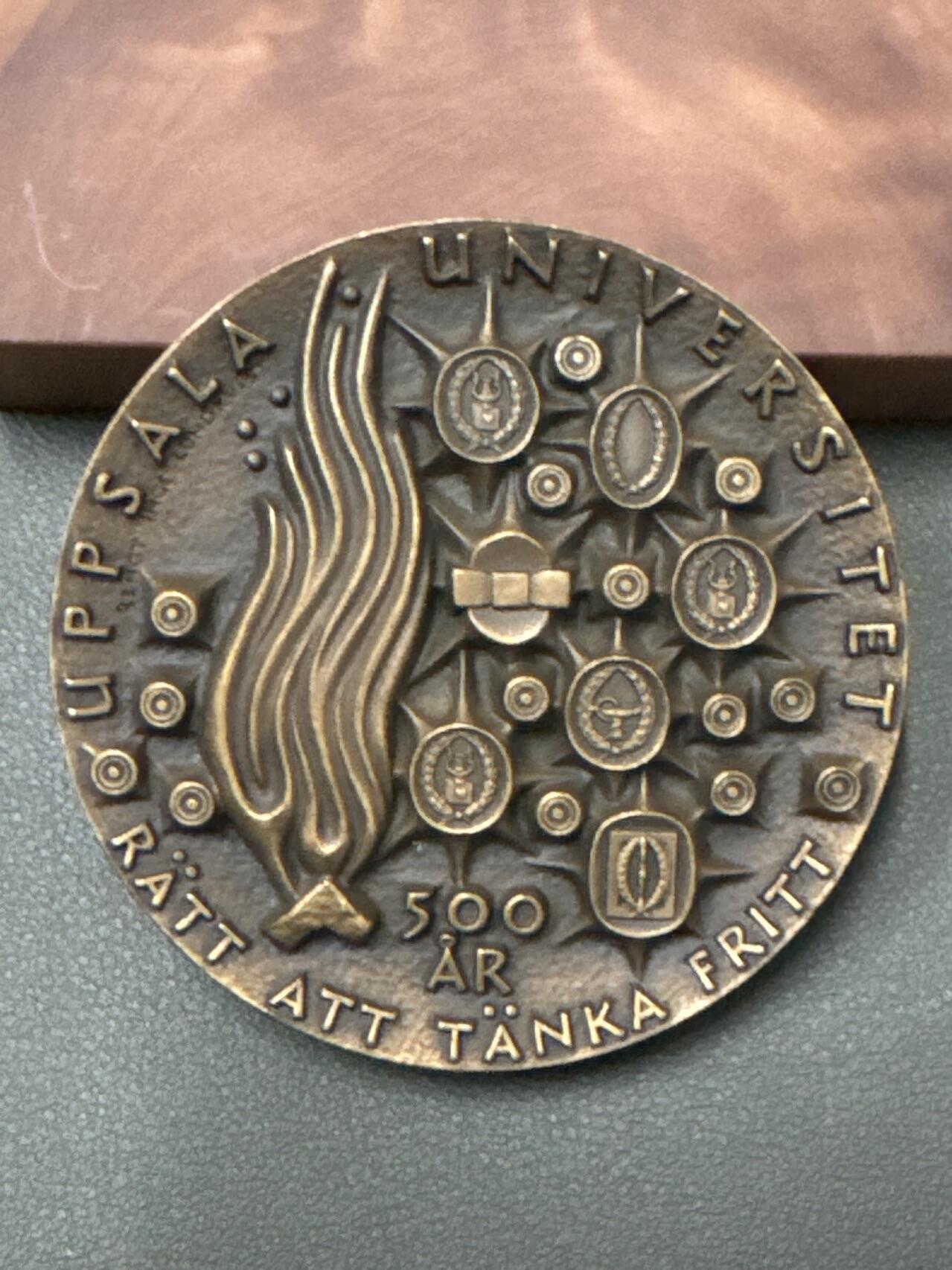 ❤️【币观天下】❤️ 第335期钱币拍卖- 2025.12.19周五晚上6点半场-长期征集拍品 瑞典1977年乌普萨拉大学建校500周年超大纪念铜章271.6G