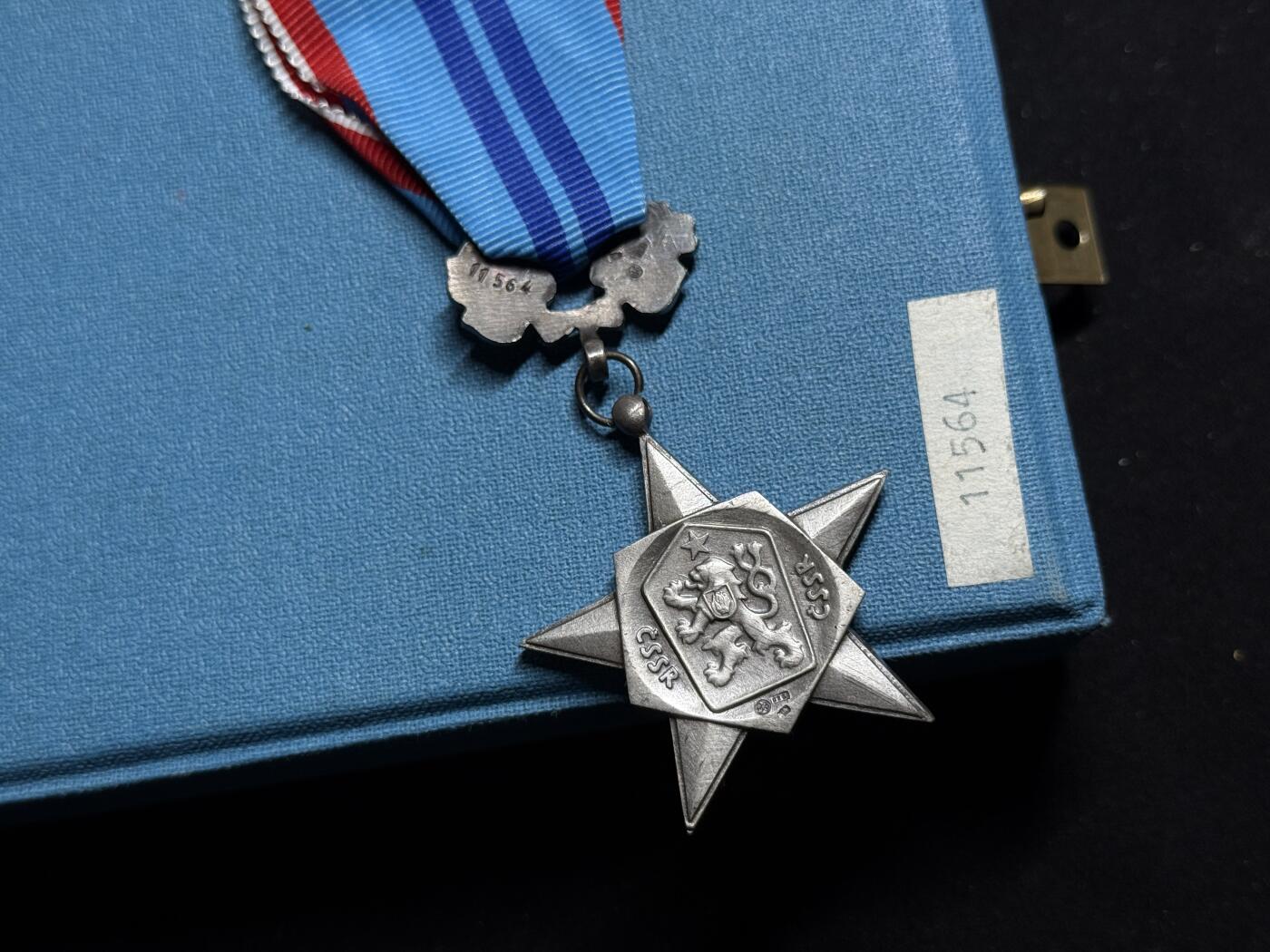 欢庆元旦！戎马世界章牌大赏第109期元旦大拍 捷克斯洛伐克劳动红星勋章，盒略齐全，银制，冷珐琅版