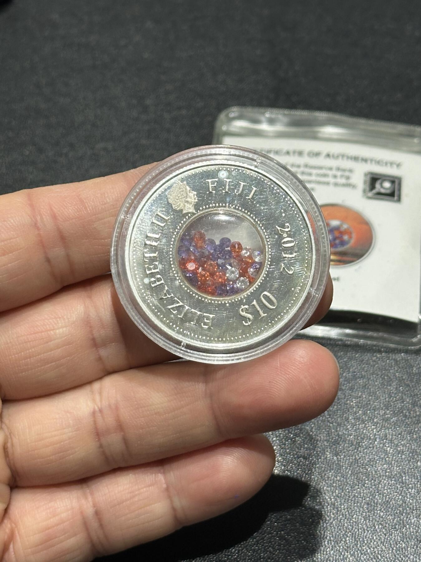 《外钞收藏家》第五百九十四期（畅拍场）（本平台长期征集拍品、欢迎藏友们联系合作） 库克2002年中空放置宝石钻石精制纪念银币一枚