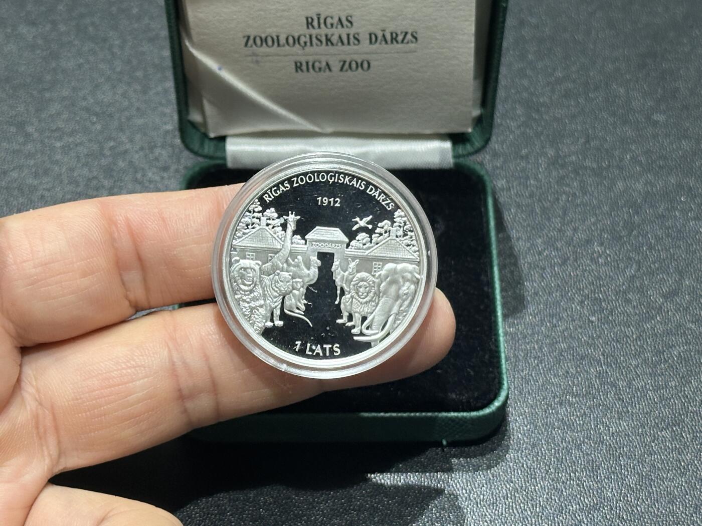 《外钞收藏家》第五百九十四期（畅拍场）（本平台长期征集拍品、欢迎藏友们联系合作） 拉脱维亚 1995年 1拉特 里加动物园百年纪念 大银币，有盒 有证书