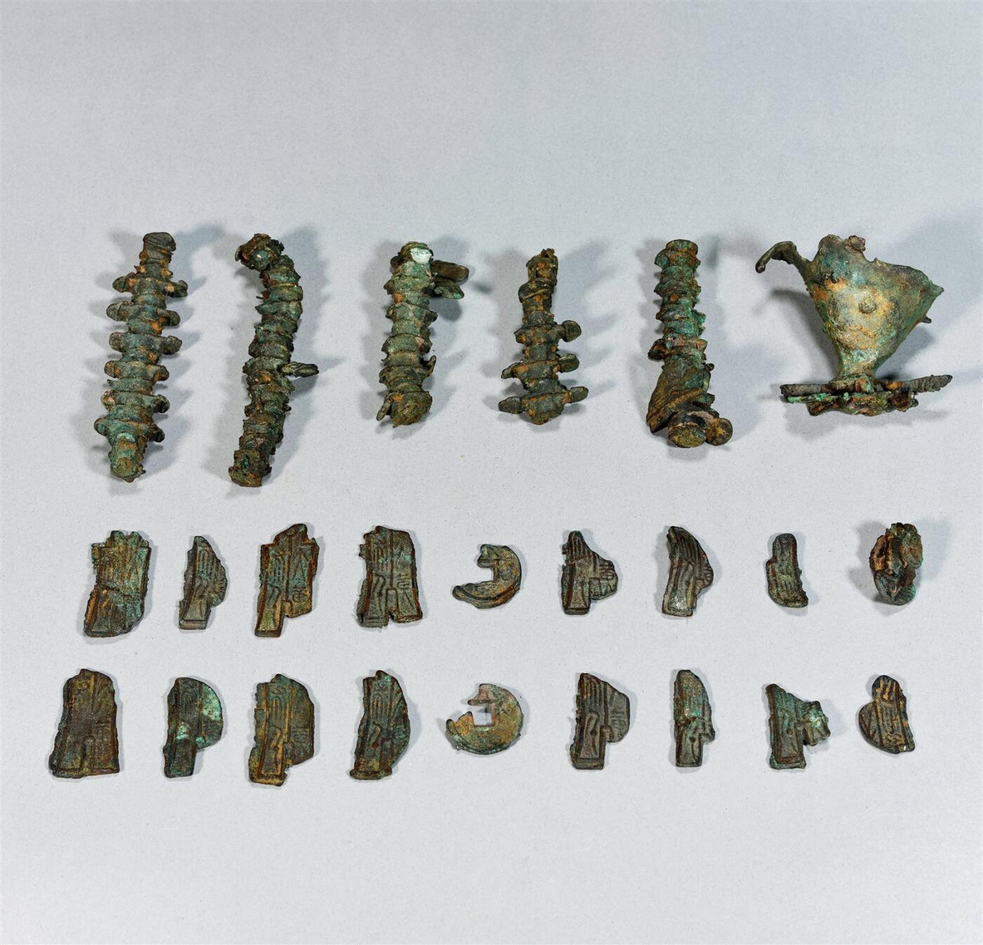 中贸圣佳2025年秋季拍卖会 争辉 中国历代古钱 新莽 “大布黄千”、“大泉五十”钱树残枝一组二十四件 尺寸不一