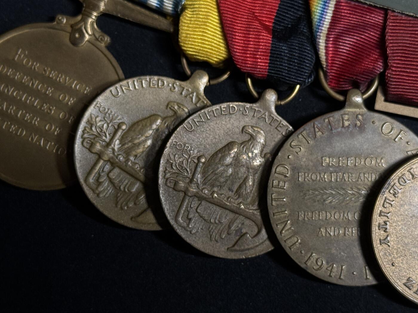 欢庆元旦！戎马世界章牌大赏第109期元旦大拍 美国海军联排与勋略布条，得主Jesus Palma曾于1948年起在俄勒冈城级重巡洋舰罗彻斯特号上服役，其服役期间在罗切斯特号上参与了掩护仁川登陆的炮击行动，后转至小鹰级航母美国号上服役