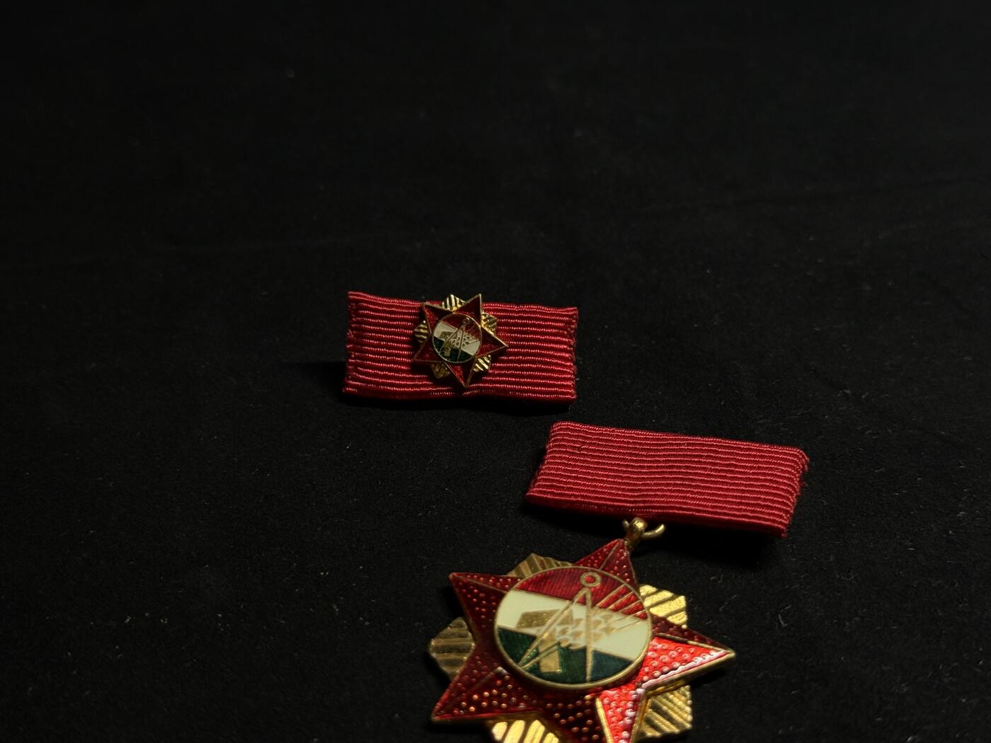 欢庆元旦！戎马世界章牌大赏第109期元旦大拍 匈牙利金级工会奖章，盒略齐全