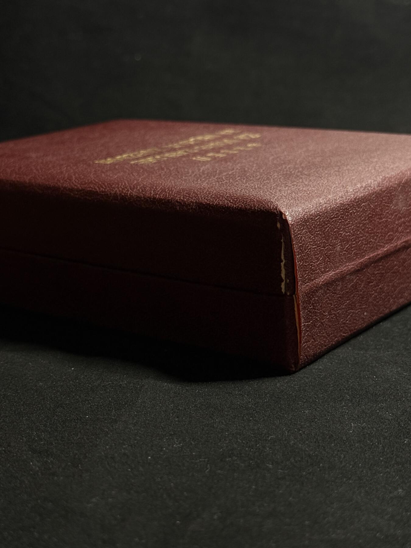 欢庆元旦！戎马世界章牌大赏第109期元旦大拍 南斯拉夫一级军事功勋勋章，盒略齐全