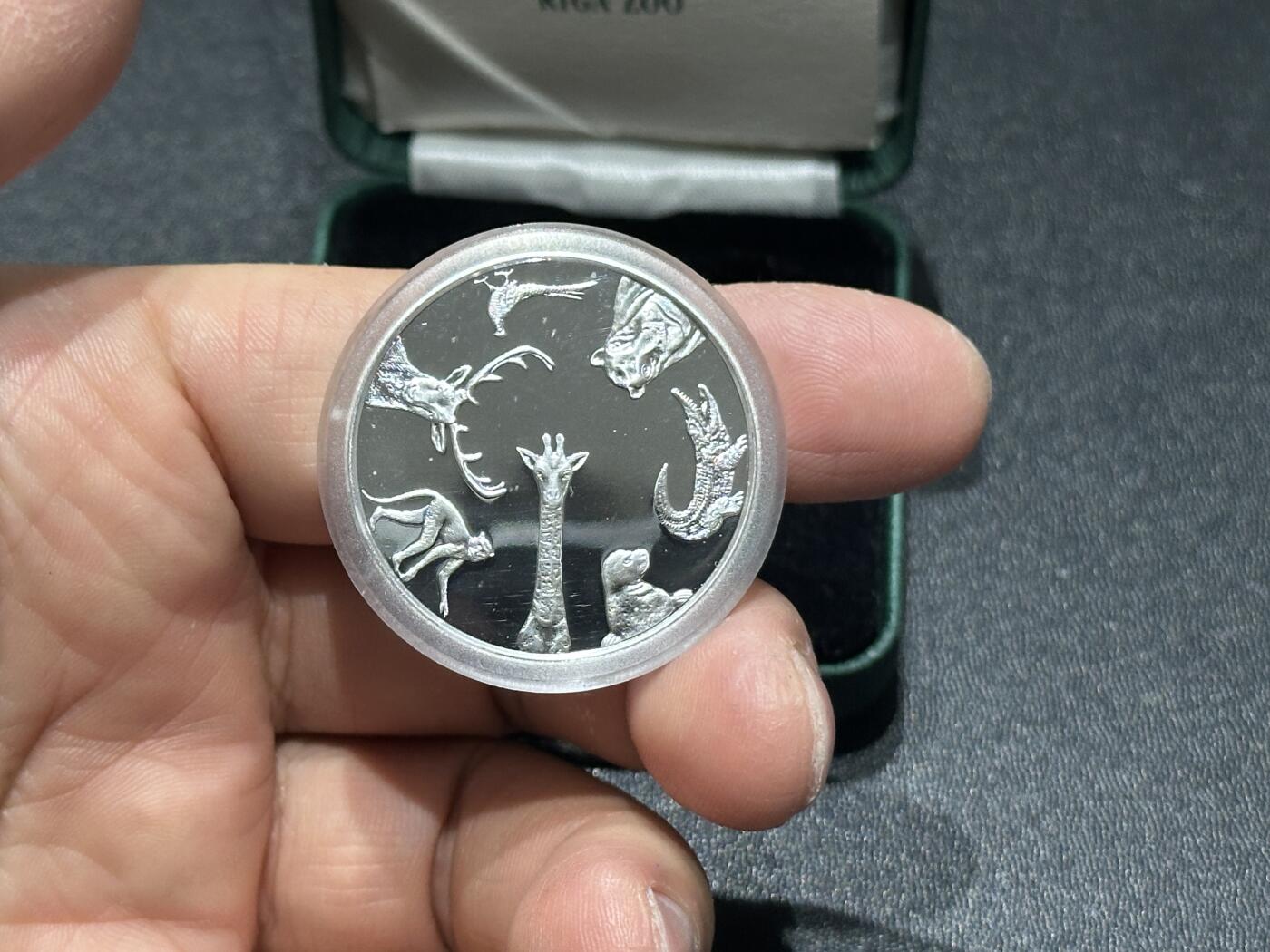 《外钞收藏家》第五百九十四期（畅拍场）（本平台长期征集拍品、欢迎藏友们联系合作） 拉脱维亚 1995年 1拉特 里加动物园百年纪念 大银币，有盒 有证书