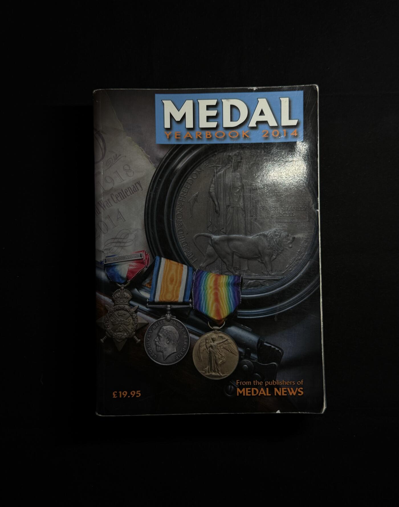 欢庆元旦！戎马世界章牌大赏第109期元旦大拍 2014年版英国勋奖章大全 medal year book 英联邦全套版 包括全套英国 加拿大 澳大利亚，新西兰，爱尔兰，南非等英联邦国家全部章的具体介绍，一鸦，二鸦，庚子，西藏等章均有介绍 内容翔实，600多页，1.6公斤，很厚很重