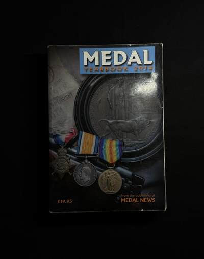 欢庆元旦！戎马世界章牌大赏第109期元旦大拍 - 2014年版英国勋奖章大全 medal year book 英联邦全套版 包括全套英国 加拿大 澳大利亚，新西兰，爱尔兰，南非等英联邦国家全部章的具体介绍，一鸦，二鸦，庚子，西藏等章均有介绍 内容翔实，600多页，1.6公斤，很厚很重