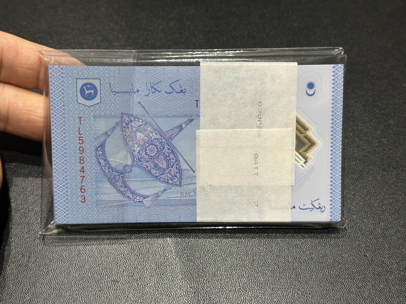 《外钞收藏家》第五百九十四期（畅拍场）（本平台长期征集拍品、欢迎藏友们联系合作） 马来西亚塑料钞版1林吉特 100张一起 全新