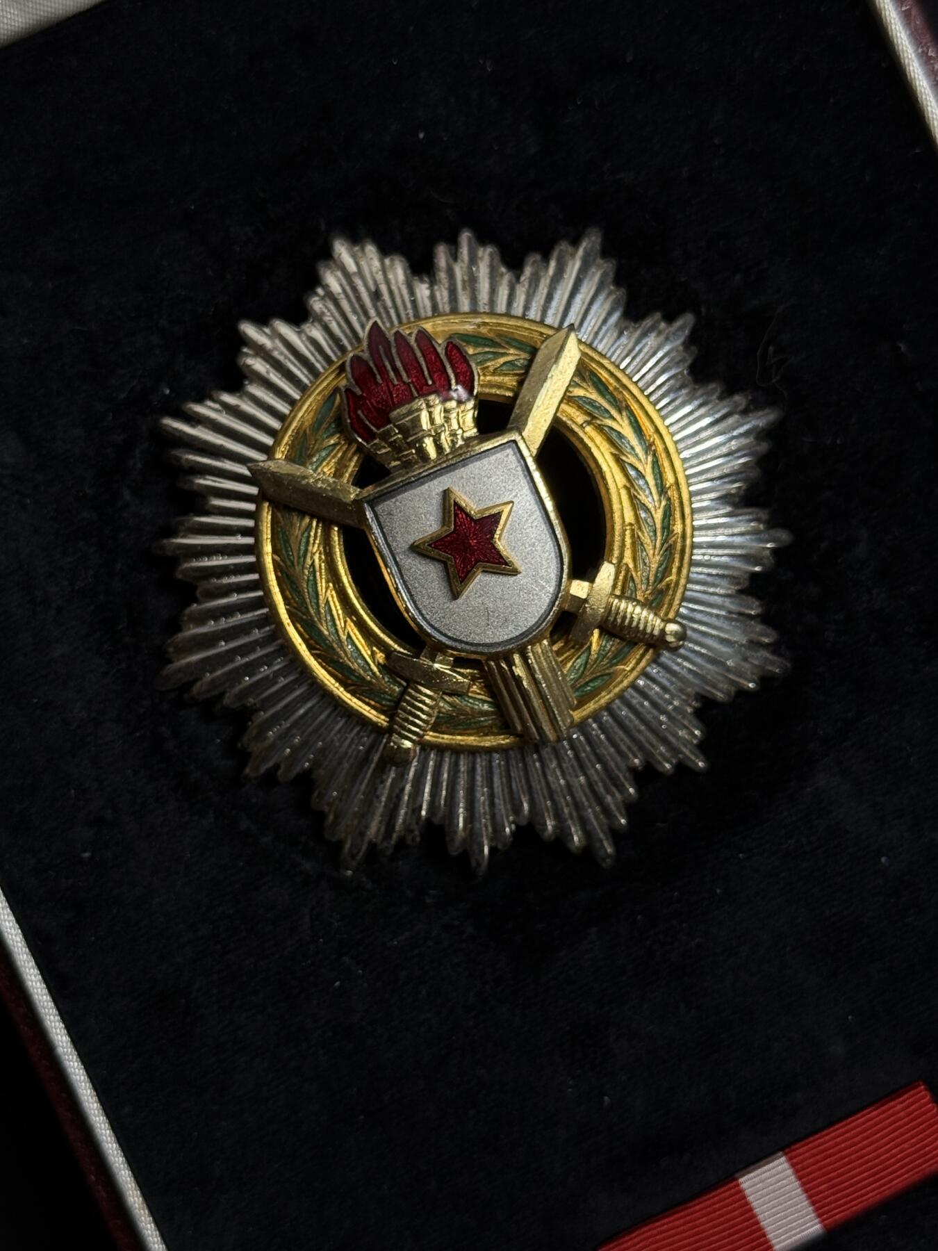 欢庆元旦！戎马世界章牌大赏第109期元旦大拍 南斯拉夫一级军事功勋勋章，盒略齐全