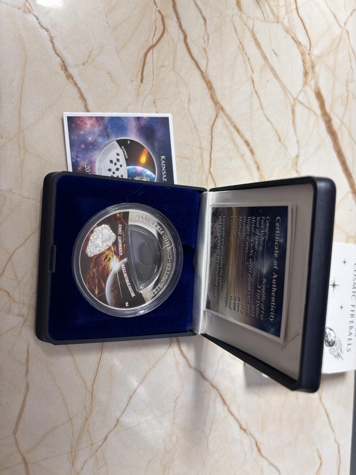 第186期拍卖 斐济2012年世界陨石系列镶嵌新天鹅堡陨石彩银币，999银，20克，发行999枚