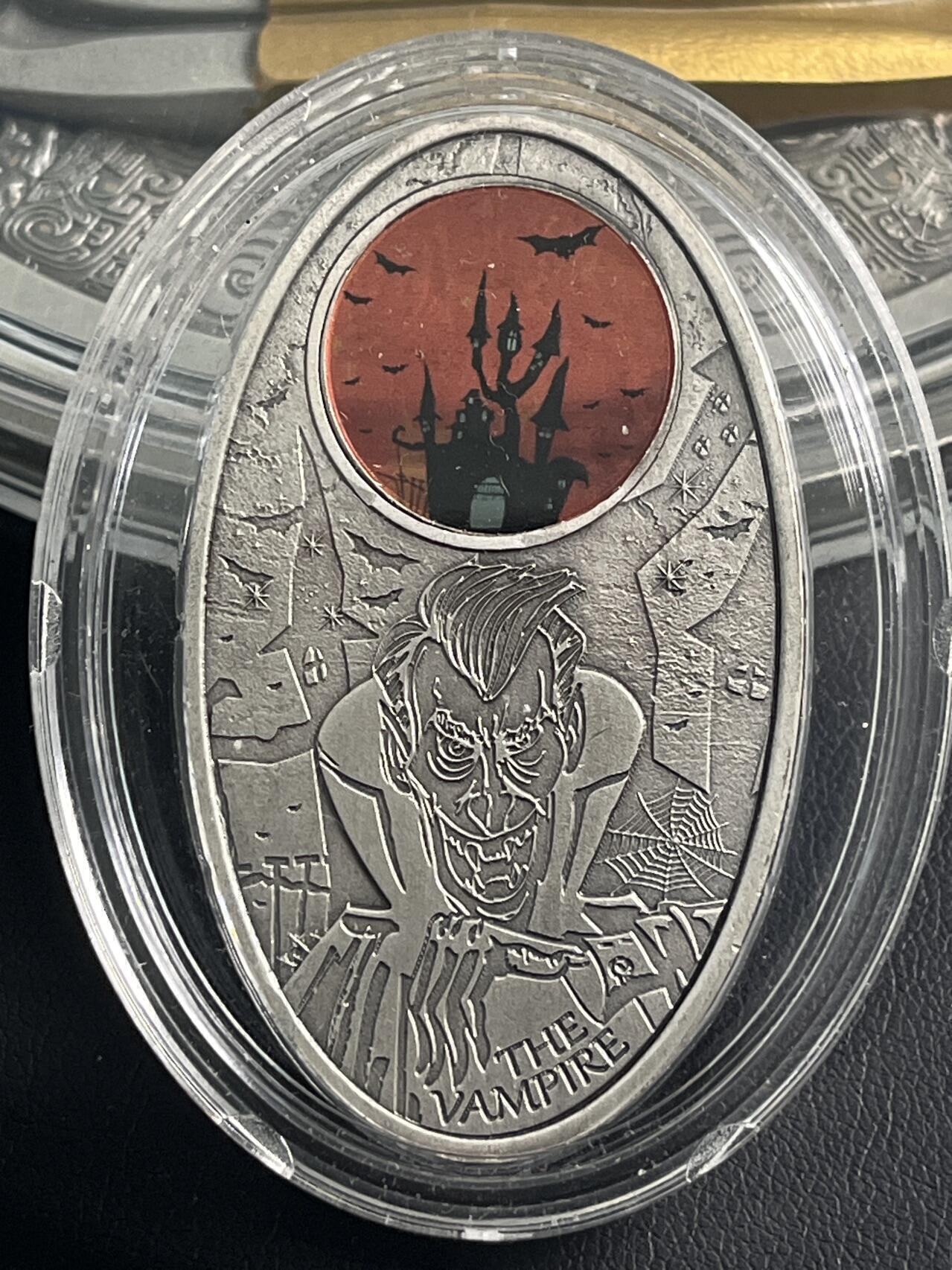 ❤️【币观天下】❤️ 第335期钱币拍卖- 2025.12.19周五晚上6点半场-长期征集拍品 原厂盒证少见品种淘宝没有搜索到的斐济2012年《吸血鬼》椭圆形仿古镂空镶嵌玻璃银币999银20克直径54X32毫米发行量仅1000枚