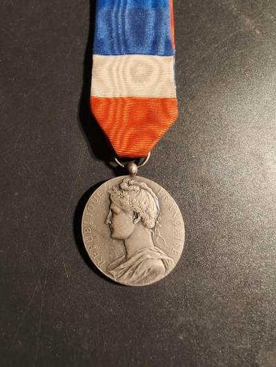 老王徽章第170期 - 法国银级劳工奖章    少见维希版本1944年    银质    工商部    11.5g