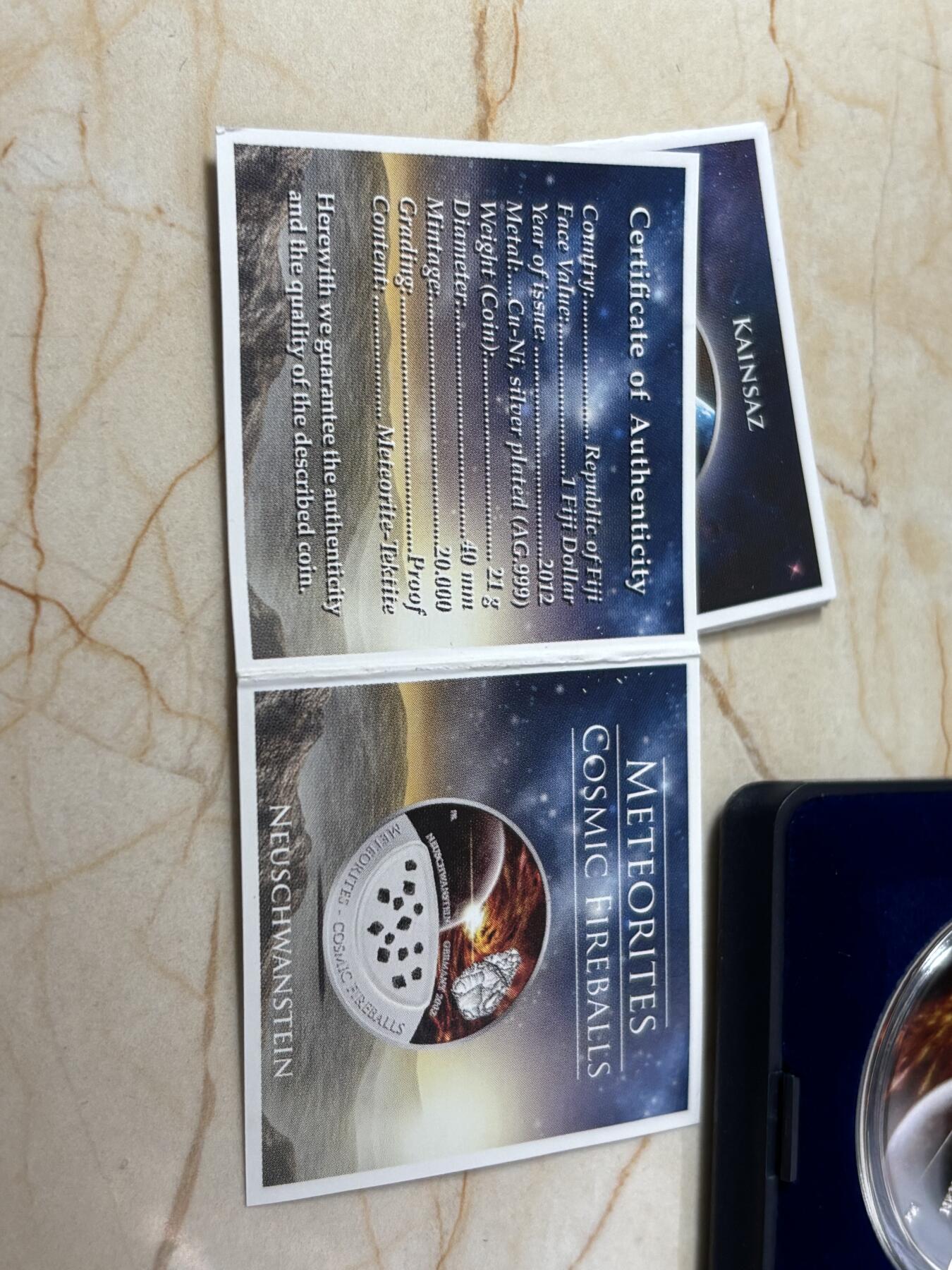 第186期拍卖 斐济2012年世界陨石系列镶嵌新天鹅堡陨石彩银币，999银，20克，发行999枚