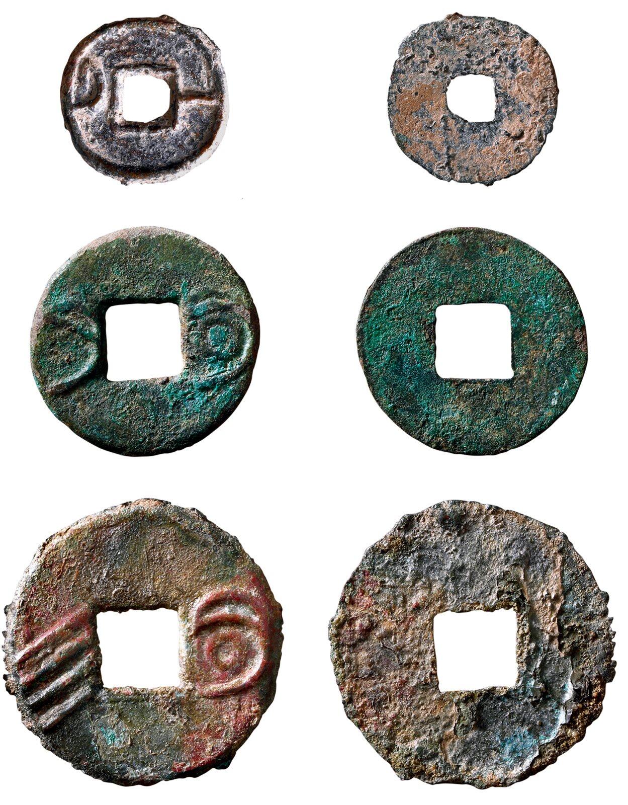 中贸圣佳2025年秋季拍卖会 争辉 中国历代古钱 战国·燕 “明四”、“明刀”、“一刀”圆钱一组三枚 尺寸不一