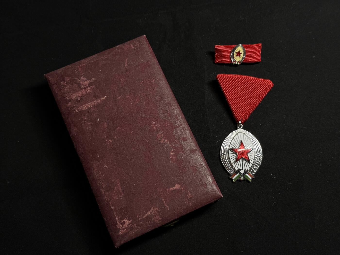 欢庆元旦！戎马世界章牌大赏第109期元旦大拍 匈牙利银级劳动勋章，盒略齐全，盒子表面有破损