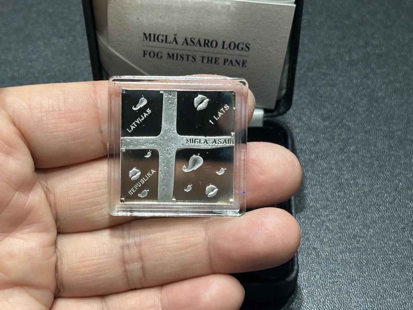 《外钞收藏家》第五百九十四期（畅拍场）（本平台长期征集拍品、欢迎藏友们联系合作） 获奖币 拉脱维亚2011年诗人萨克斯蒙着雾的窗精制纪念银币 带盒证