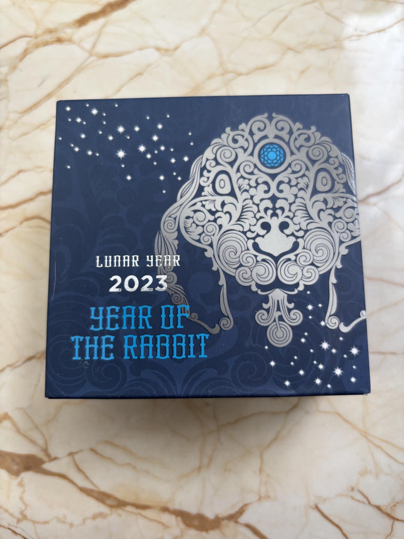 第185期拍卖 加纳2023年2赛地精制镶水晶银币 农历-兔 发行量：1千 1/2盎司999银 盒证全，有氧化