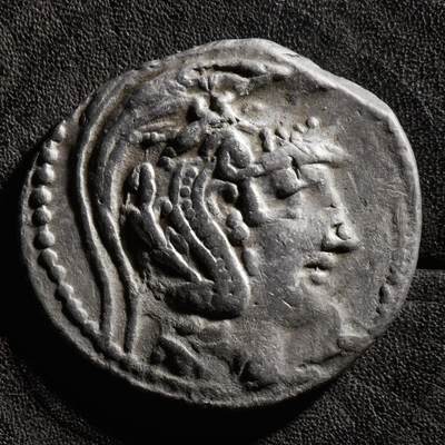 【良泉】【元旦直播场】1月1日晚19.30点开拍！208组西方古代钱币、日本朝鲜花钱 - 【藏家出品A】古希腊，雅典城，猫头鹰“新式”四德拉克马！正面为戴阿提卡头盔的雅典娜，背面为猫头鹰和执政官名号，右侧有双子座的帽子，非常罕见的一个版别，打制也非常漂亮！16.48克