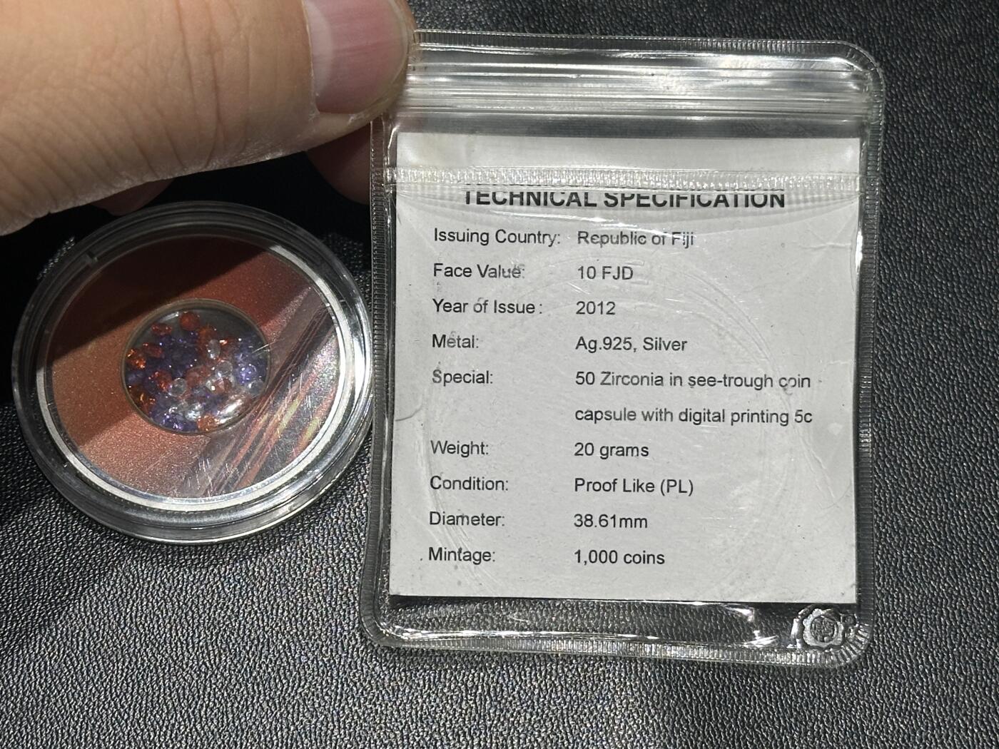 《外钞收藏家》第五百九十四期（畅拍场）（本平台长期征集拍品、欢迎藏友们联系合作） 库克2002年中空放置宝石钻石精制纪念银币一枚