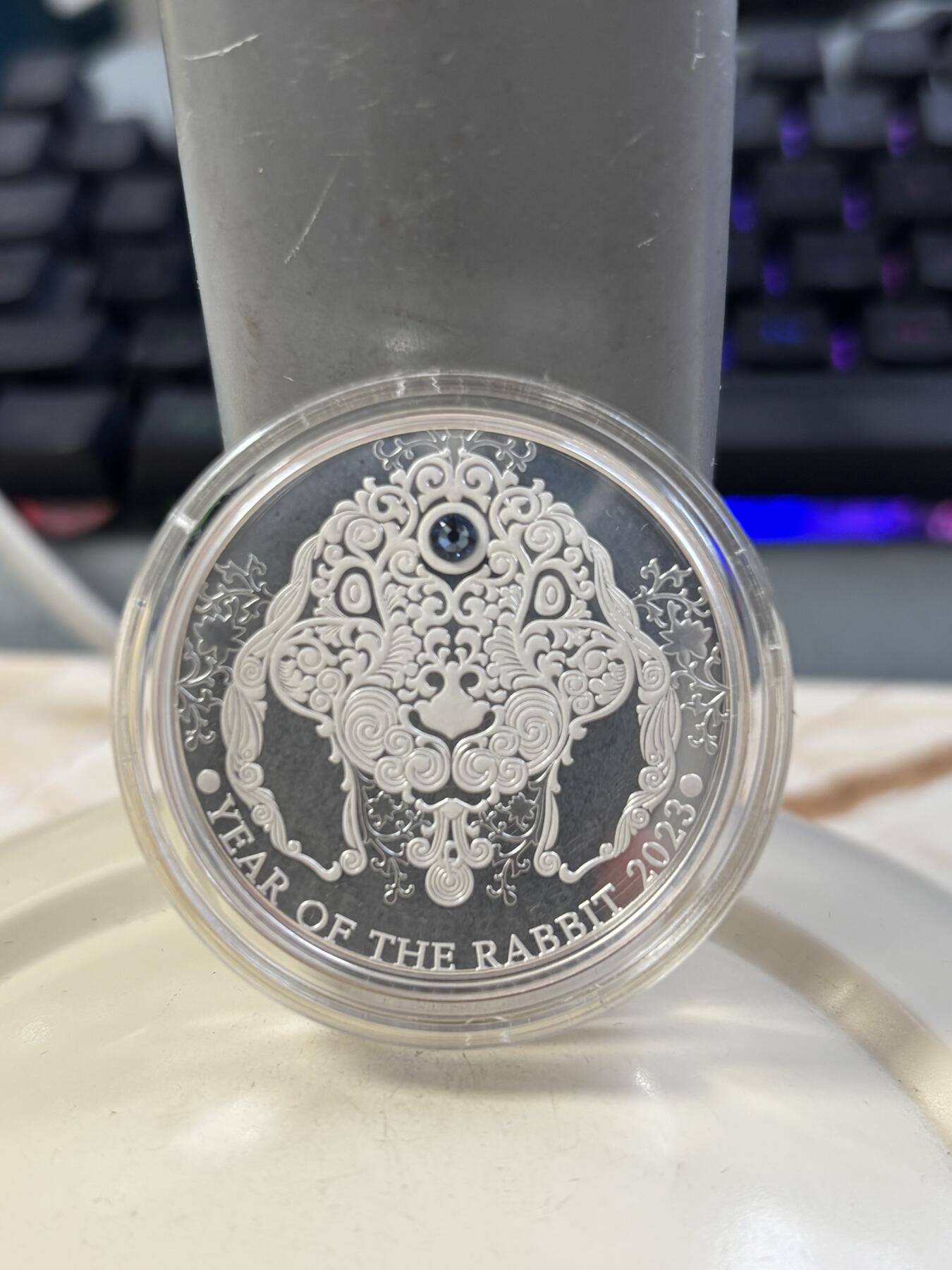 第185期拍卖 加纳2023年2赛地精制镶水晶银币 农历-兔 发行量：1千 1/2盎司999银 盒证全，有氧化