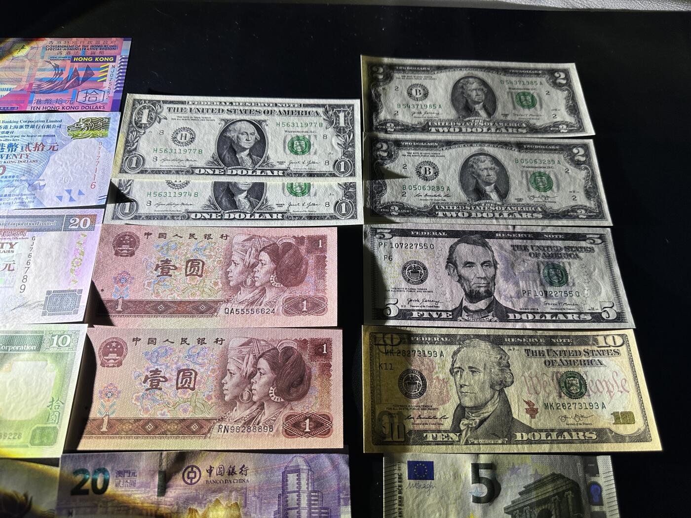 《外钞收藏家》第五百九十四期（畅拍场）（本平台长期征集拍品、欢迎藏友们联系合作） 港澳币、四版、美元（10美元极轻微荧光反应）、欧元18张一起 全新UNC