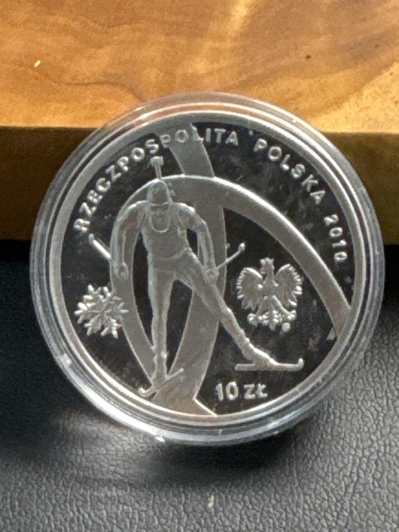 ❤️【币观天下】❤️ 第335期钱币拍卖- 2025.12.19周五晚上6点半场-长期征集拍品 原厂塑料圆盒（出厂无其他包装和证书）波兰2010年加拿大温哥华第21届冬季奥林匹克运动会波兰代表队精制纪念银币925银/重14.14克/直径32毫米