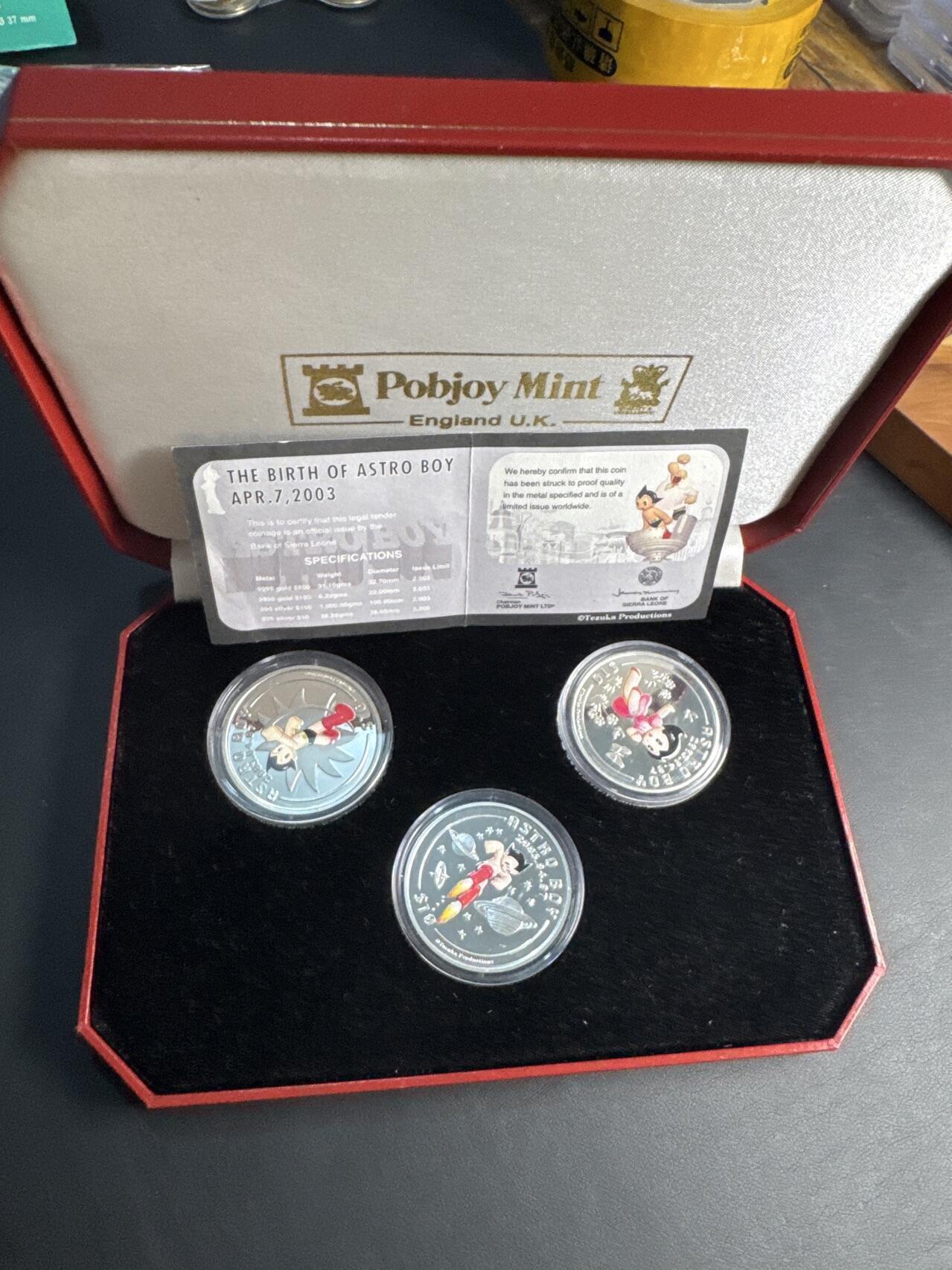 ❤️【币观天下】❤️ 第335期钱币拍卖- 2025.12.19周五晚上6点半场-长期征集拍品 稀有品种英国普乔伊造币厂原盒原证塞拉利昂2003年铁臂阿童木彩色精制银币全套3枚925银28.28克直径38.6毫米