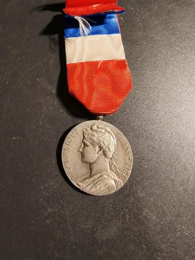 老王徽章第170期 - 法国银级劳工奖章   950银    社会安全部1968年实发    11.7g