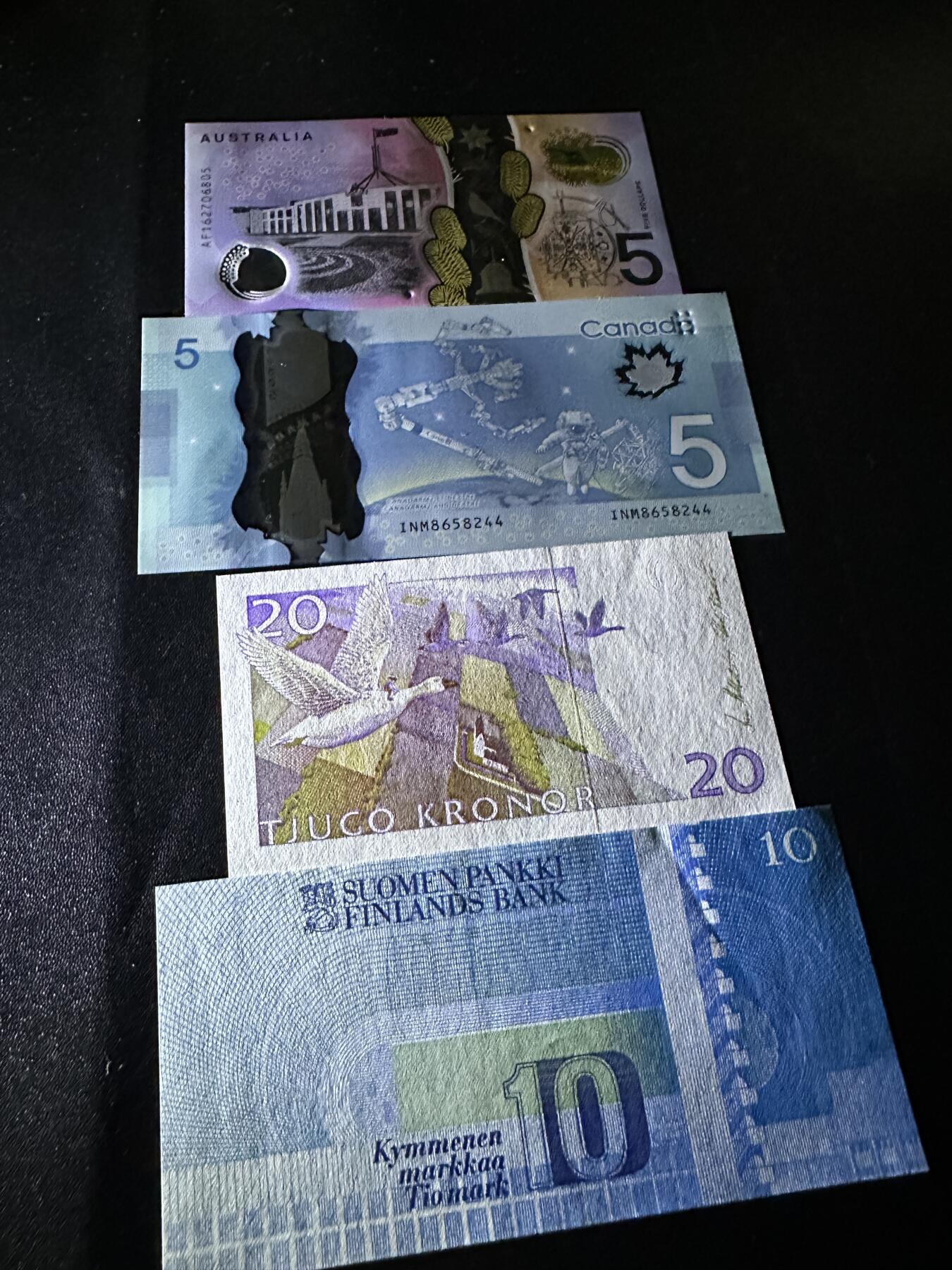 《外钞收藏家》第五百九十四期（畅拍场）（本平台长期征集拍品、欢迎藏友们联系合作） 澳大利亚5元、加拿大5元、瑞典20克朗（轻微潮点）、芬兰10马克 四张一起 全新UNC