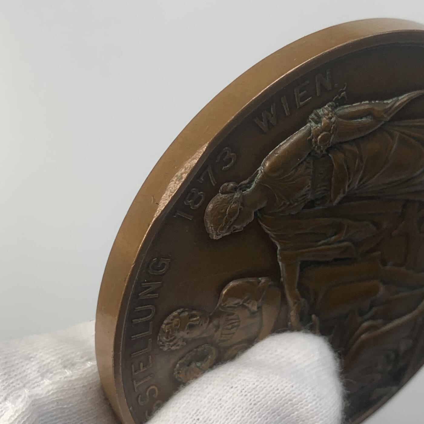 掌中浮雕-藏着的欧洲第046场 1873年奥地利维也纳世界博览会纪念大铜章，70mm，奥地利著名章牌雕刻家约瑟夫.托藤海因（Josef Tautenhayn）作品