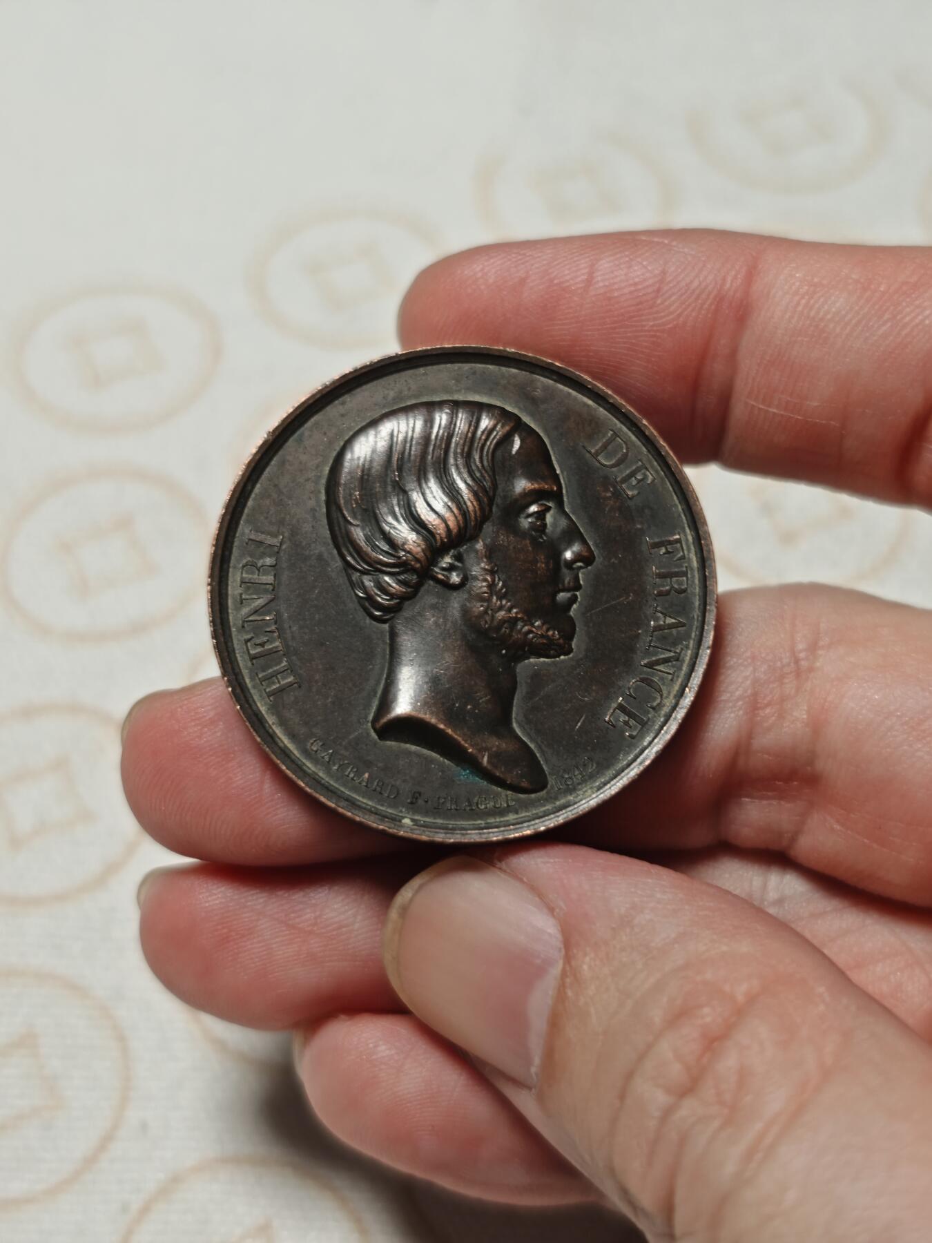 抚柳草堂-第二期章牌钱币 奖章勋章限时免佣 满百包邮 放漏专场 1843法国波旁王朝复辟时期王太子波尔多公爵铜章 直径36mm重21g 早期光边原铸高浮雕巧克力包浆 非常漂亮