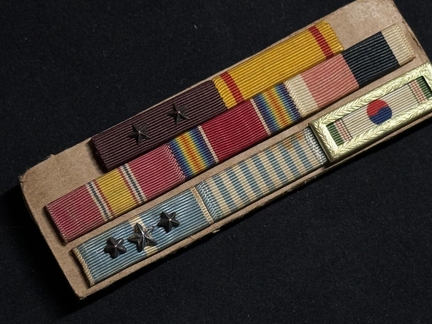 欢庆元旦！戎马世界章牌大赏第109期元旦大拍 美国海军联排与勋略布条，得主Jesus Palma曾于1948年起在俄勒冈城级重巡洋舰罗彻斯特号上服役，其服役期间在罗切斯特号上参与了掩护仁川登陆的炮击行动，后转至小鹰级航母美国号上服役