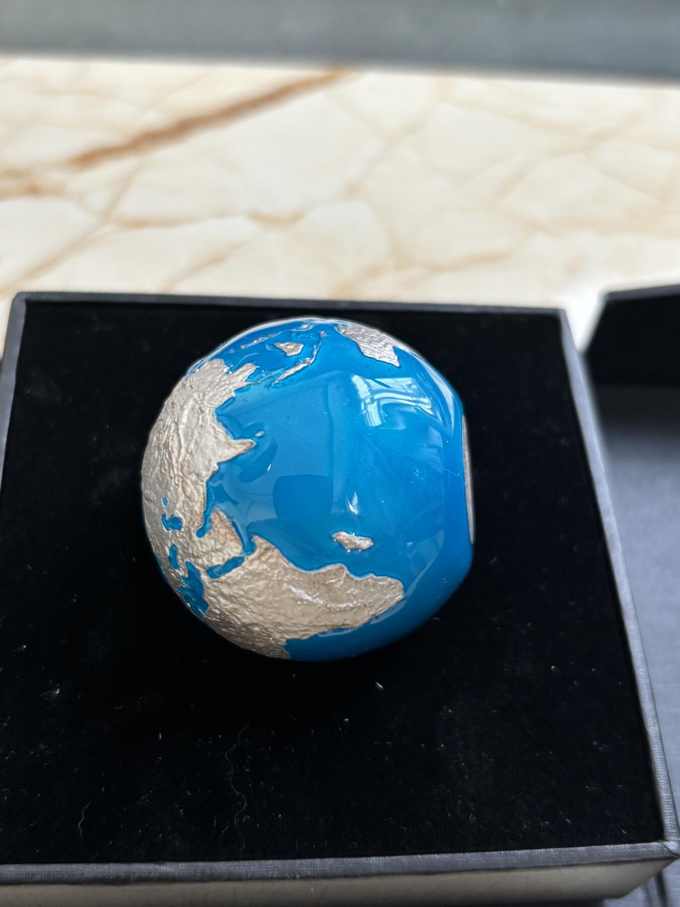 第185期拍卖 纽埃2023年1元彩色精制球形银币 我们行星地球 发行量：888 40克999银 无外纸套