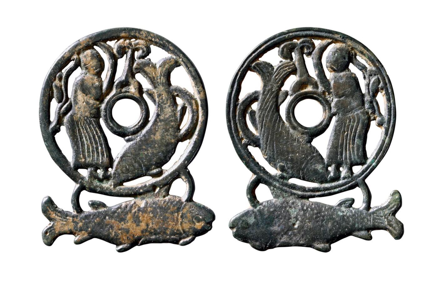 中贸圣佳2025年秋季拍卖会 争辉 中国历代古钱 辽金 人鱼镂空花钱下连铸鱼，稀见 67.5*2.5mm