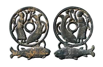 中贸圣佳2025年秋季拍卖会 争辉 中国历代古钱 - 辽金 人鱼镂空花钱下连铸鱼，稀见 67.5*2.5mm