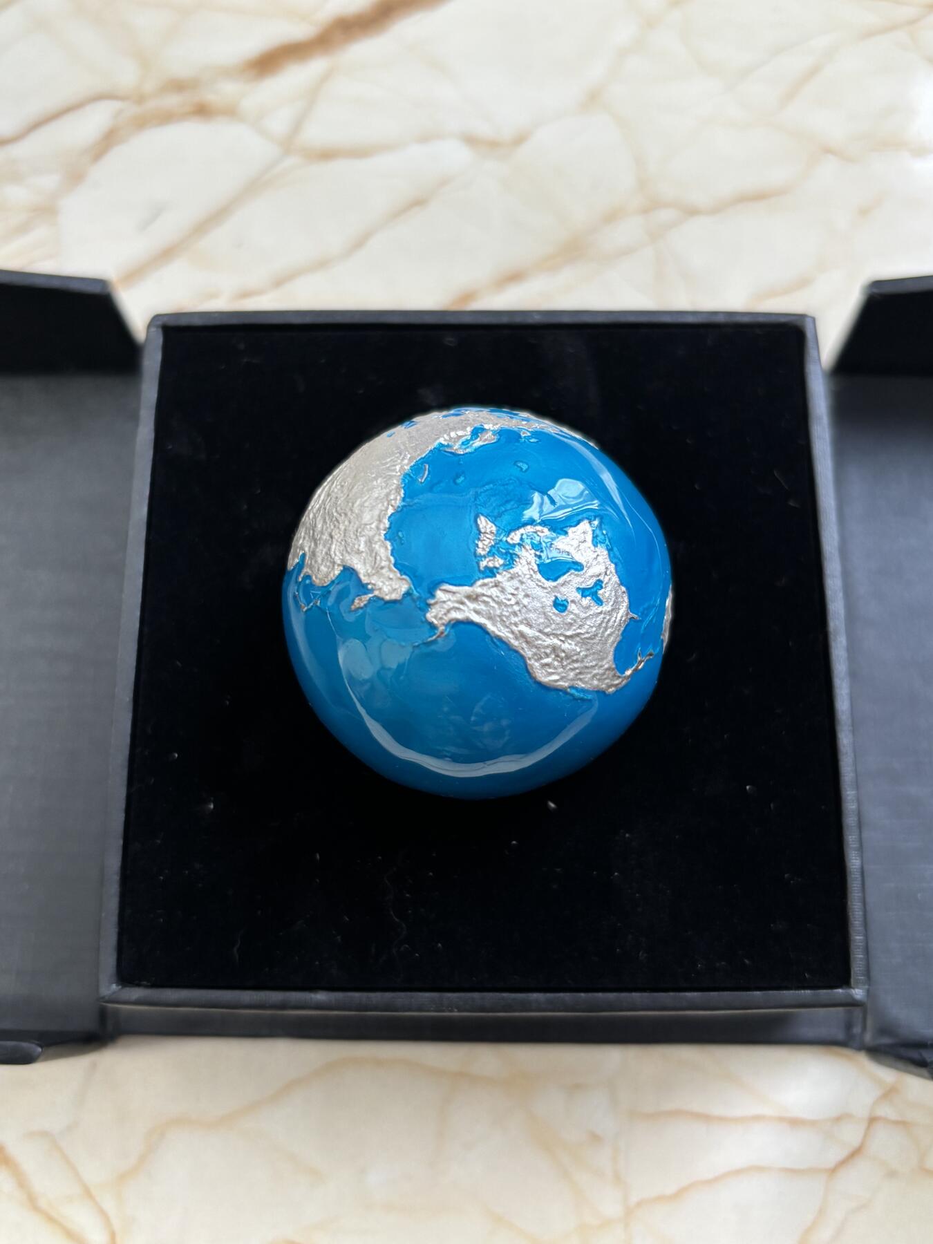 第185期拍卖 纽埃2023年1元彩色精制球形银币 我们行星地球 发行量：888 40克999银 无外纸套