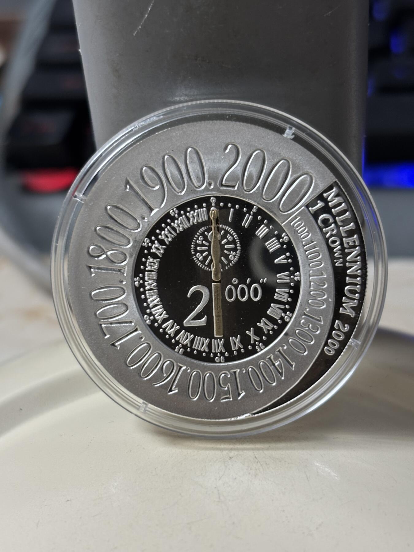 第186期拍卖 英属马恩岛2000年千禧年系列时钟镀铜精制纪念银币，925银，28.28克，发行10000枚，有丝痕