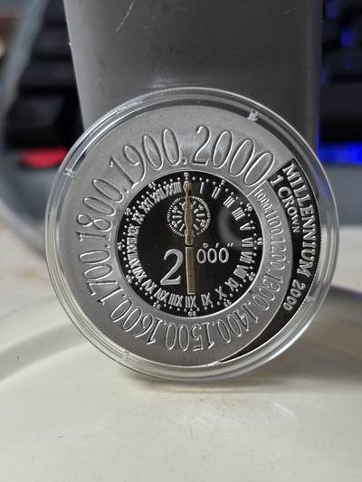 第186期拍卖 - 英属马恩岛2000年千禧年系列时钟镀铜精制纪念银币，925银，28.28克，发行10000枚，有丝痕