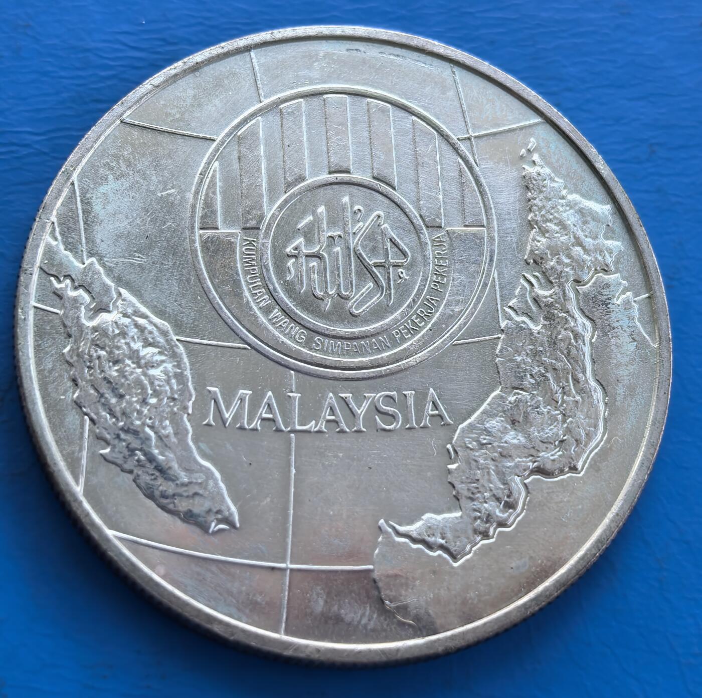外国优质老铜币高银银币，周六九点倒数截拍，满百包邮，持续收拍 马来西亚 1976 年员工公积金局（EPF）成立 25 周年纪念银币，极少全面展示马来西亚地图，聚焦 “国家社保机构周年”+“地理地图” 双主题，既符合东南亚货币收藏，也适配社会保障史、马来西亚文化等专题收藏，填补收藏序列空白。