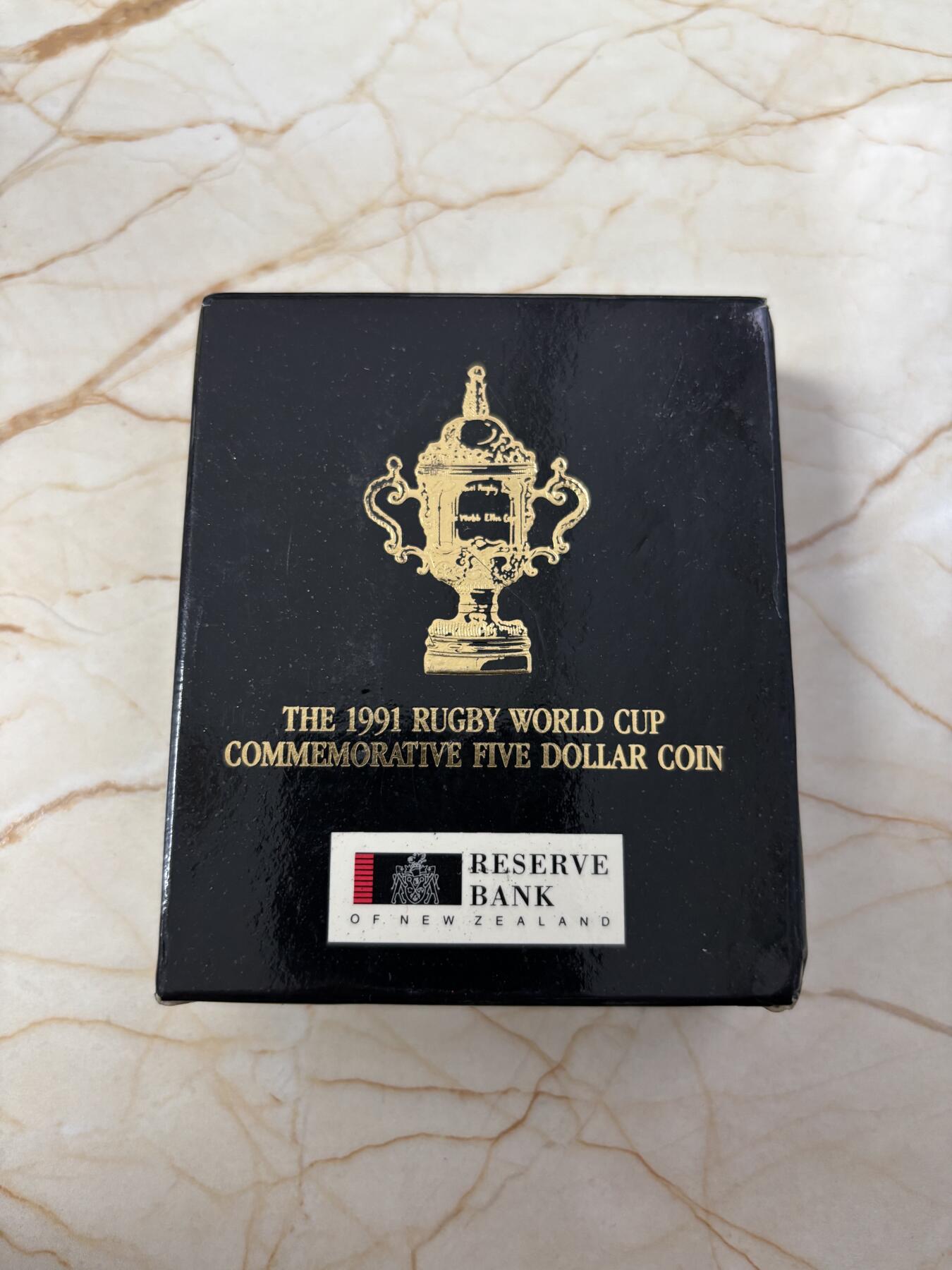 第185期拍卖 新西兰1991年世界杯纪念银币原盒证书，925银，27.22克，发行15000枚，盒子有脱皮，【银价364】