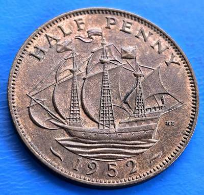 外国优质老铜币高银银币，周六九点倒数截拍，满百包邮，持续收拍 - 原光1952年英国半便士，正面为乔治六世头像，铭文体现君主身份；背面是帆船图案，“HALF PENNY” 表明币值 。它见证英国货币体系与航海文化，年代赋予历史厚重感，币面设计融合君主象征与航海元素，是研究英国战后货币、文化及工艺的实物，承载特定时代记忆，具有收藏与历史研究价值 。