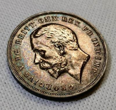 甄臻铺-世界币章拍卖（第44期）精品场拍品征集中，送拍享返佣金等优惠多多 UNC品相英国1935年木马剑银币，五彩包浆，经典乔治五世品种，状态很好，细节见图