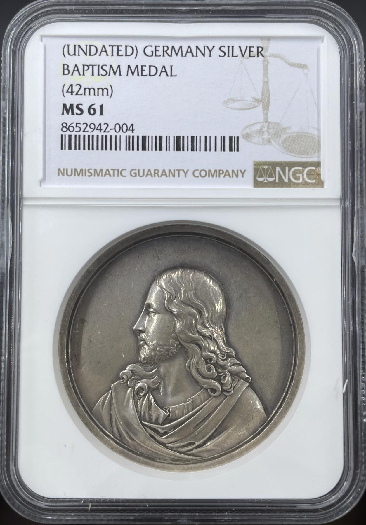 「木头集藏」“冬至雅藏”——章牌精品专场！ 德国耶稣受洗银章，MS 61,直径：42mm，34.6g，少见银章！正面刻画耶稣受洗场景：施洗约翰为耶稣施洗，上方有象征圣灵的白鸽，这是基督教经典的宗教题材，还原了《圣经》中耶稣在约旦河受洗的情节。背面德语铭文SEELIG WER DA GLAUBET UND GETAUFT WIRD，直译是“信而受洗的人，必然得救”，这句话出自《马可福音》，是基督教关于洗礼与救赎的核心教义之一。
