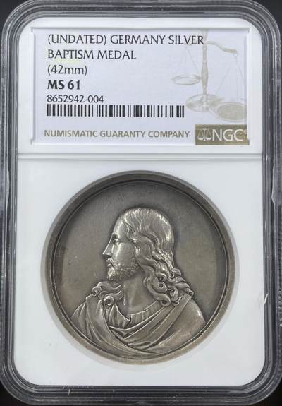 「木头集藏」“冬至雅藏”——章牌精品专场！ - 德国耶稣受洗银章，MS 61,直径：42mm，34.6g，少见银章！正面刻画耶稣受洗场景：施洗约翰为耶稣施洗，上方有象征圣灵的白鸽，这是基督教经典的宗教题材，还原了《圣经》中耶稣在约旦河受洗的情节。背面德语铭文SEELIG WER DA GLAUBET UND GETAUFT WIRD，直译是“信而受洗的人，必然得救”，这句话出自《马可福音》，是基督教关于洗礼与救赎的核心教义之一。